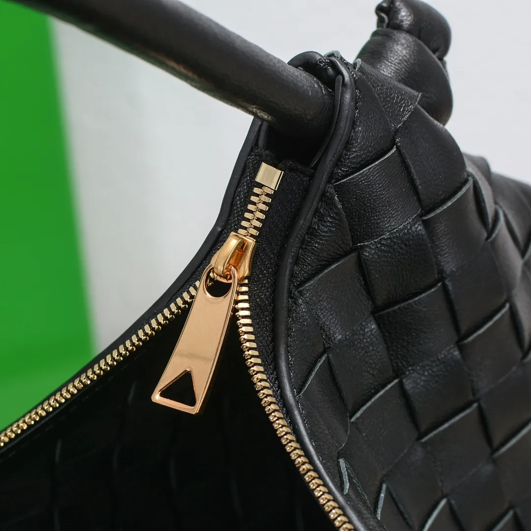 Batch 1260 BV has released a new product. TURN # Recommended new popular style is still the classic woven logo that we can recognize at a glance. It is really a unique style that is familiar and unfamiliar! Made of sheepskin woven with beautiful gold beads on the shoulder straps for free adjustment. When in use, you can switch between the shoulder and handle bag at will. It has a concave and convex shape anytime and anywhere. It is a practical king with a unique personality. With the right color combination, it can be sweet or salty. It is full of style. Summer catwalk style is beautiful. Pull it out quickly. Size: 40*3*24, model: 6699-3#